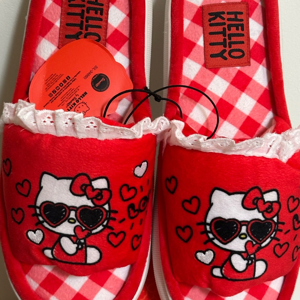 NWT:  Hello Kitty Slippers SZ 9/10